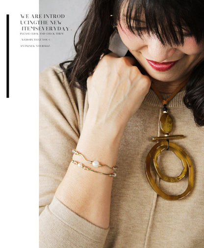 優しく愛らしく、手元で輝く二つのブレス。『ゴールド』